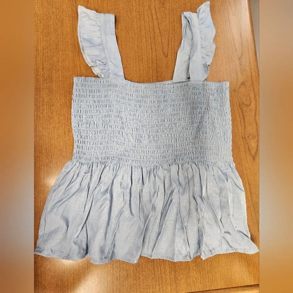 💕NWOT Freshman Large blue flowing top. It has a smocked bodice and a swingy pep
